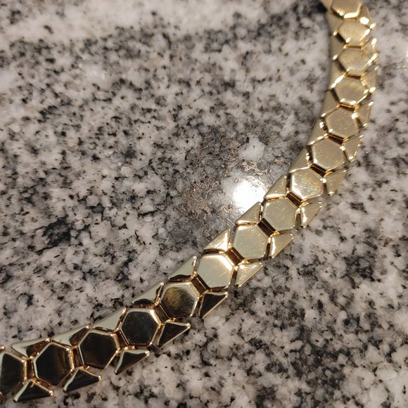 NWOT Women's chain necklace. Gold tone, with closure on back. - Picture 13 of 13